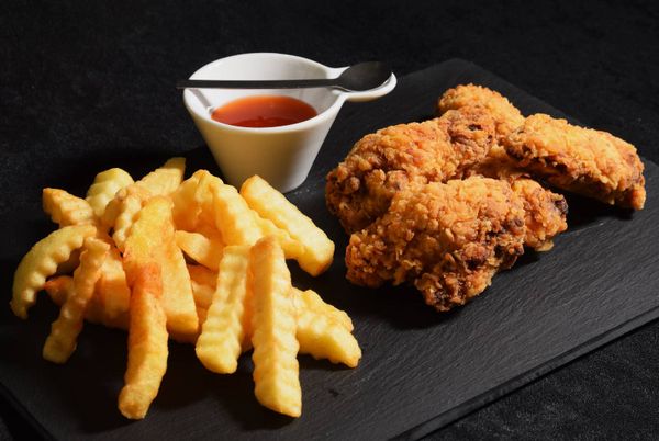 Aripioare de pui cu cartofi la alegere